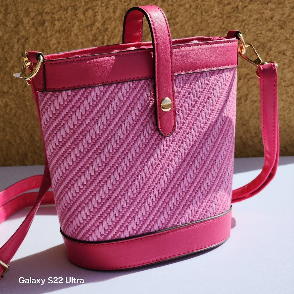 AR New York Women's Weekend Pink Straw Bucket Bag Crossbody - Picture 3 of 10